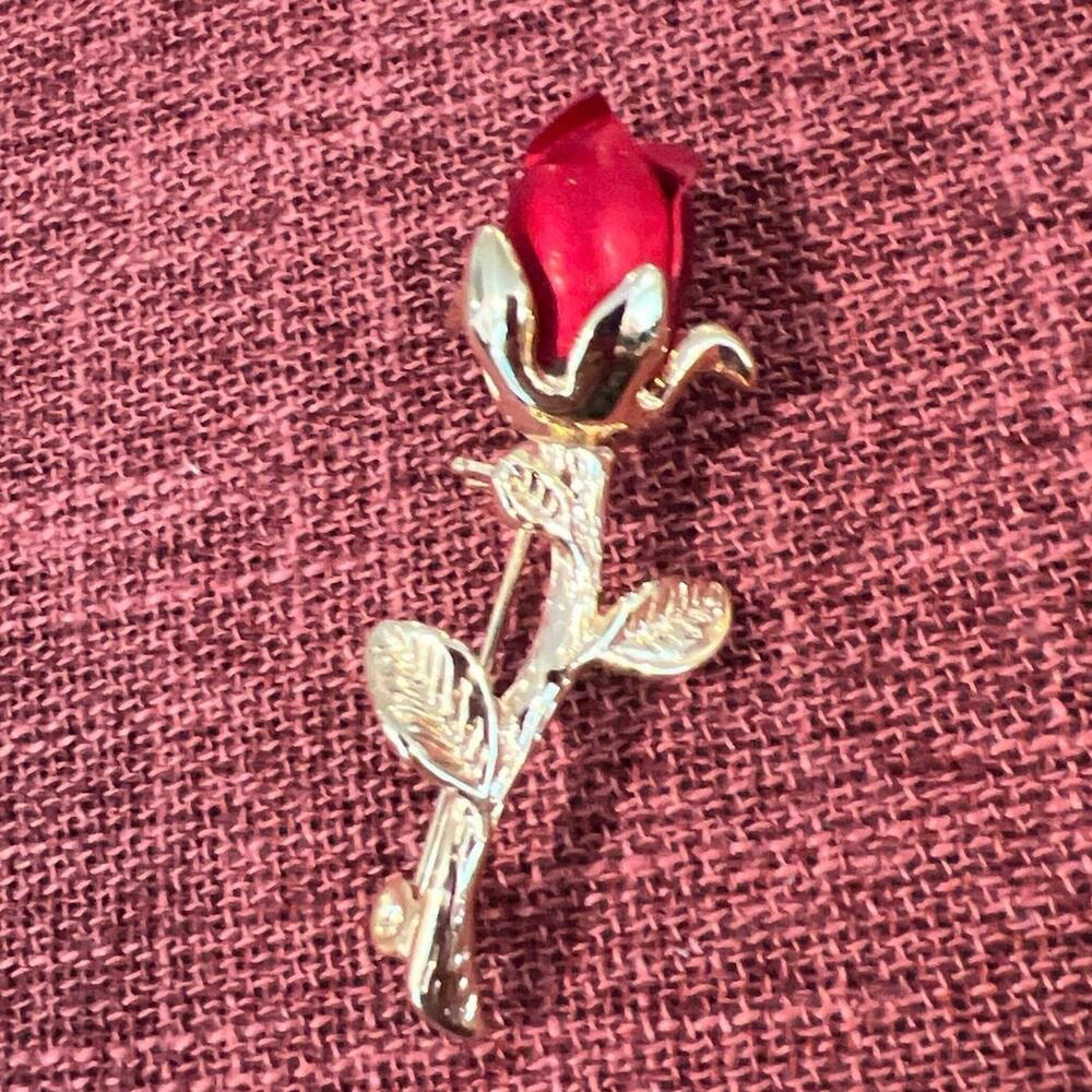 NWOT Red 3D Rosebud Gold Tone Long Stem‎ with Leaves Brooch Pin